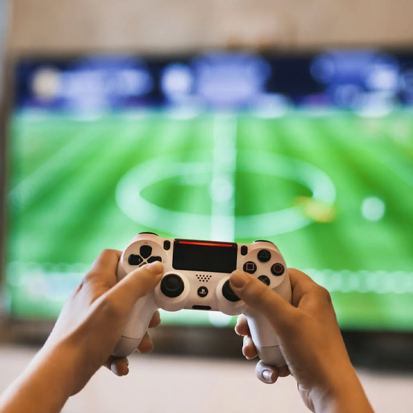 What Makes Augmented Reality Games Different from Traditional Games